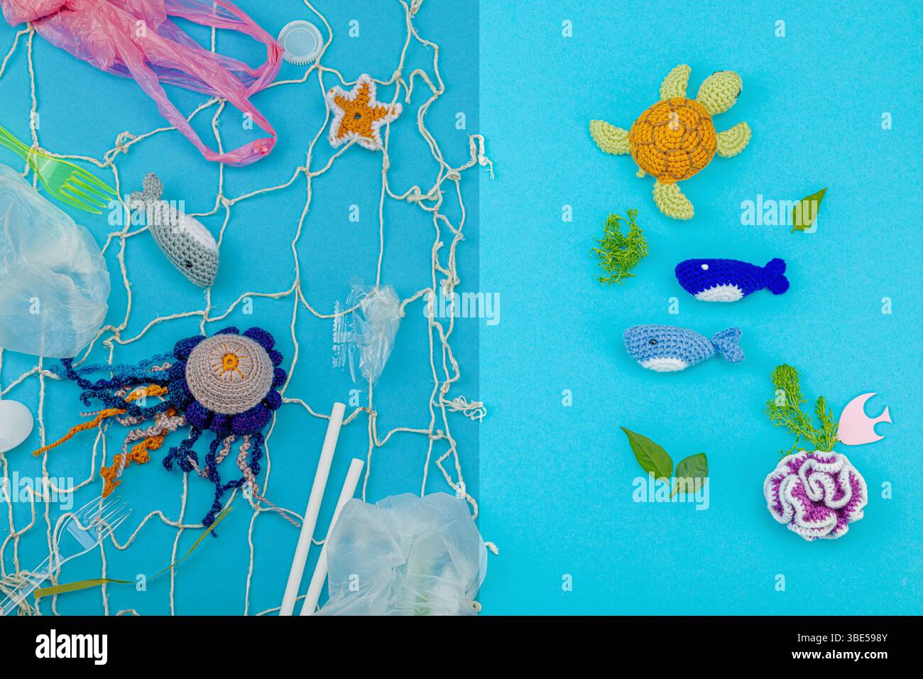 Giornata Mondiale degli oceani, consapevolezza dell'inquinamento idrico e immagini di educazione ambientale. Animali marini a uncinetto fatti a mano intrappolati in articoli di plastica monouso Foto Stock