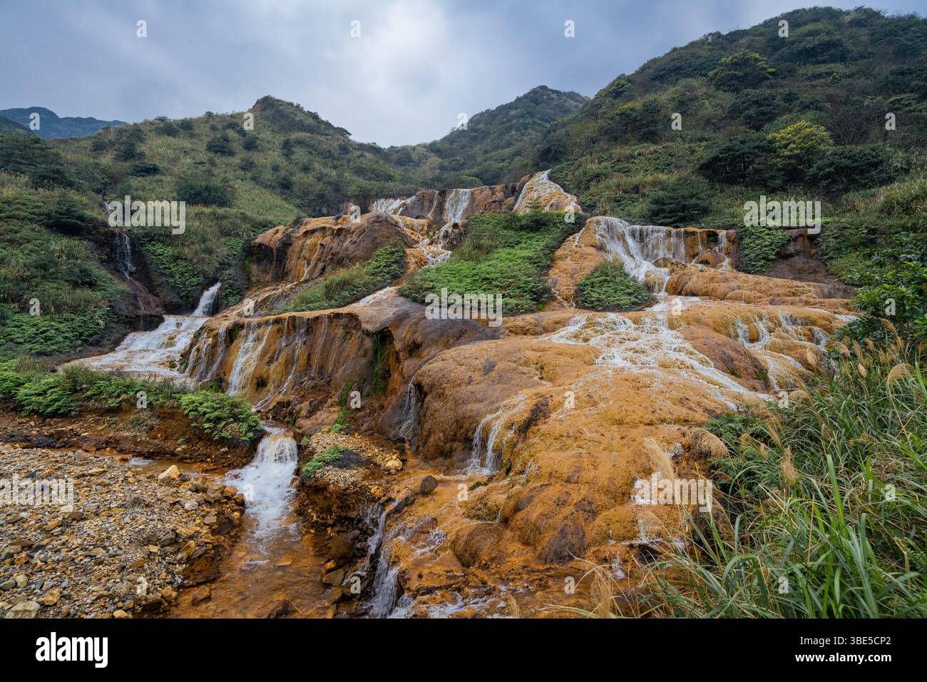 Immagine ad alta risoluzione delle cascate dorate nel nord di Taiwan, una spettacolare cascata colorata da acque ricche di minerali che scorrono su rocce color ruggine Foto Stock
