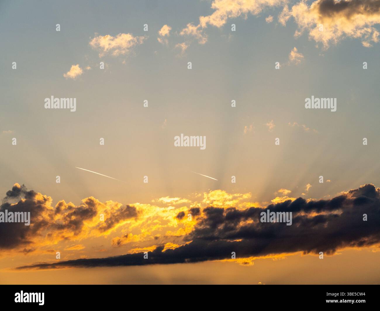 cielo al tramonto con nuvole e raggi del sole Foto Stock