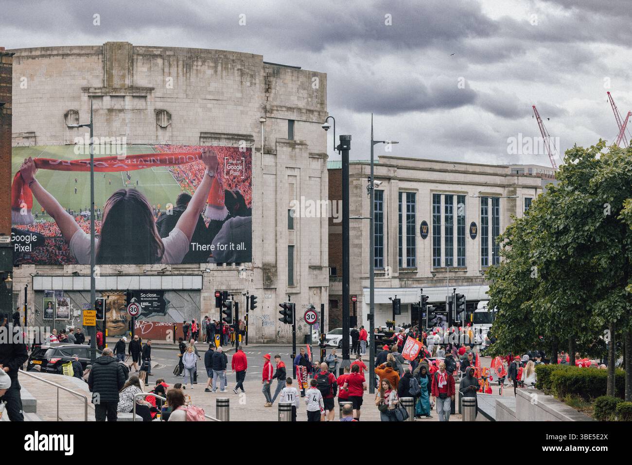 Tifosi del Liverpool fc fuori dalla stazione ferroviaria di Lime Street a Liverpool, Regno Unito Foto Stock
