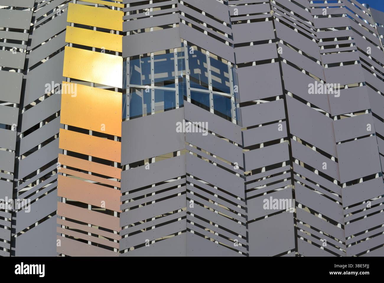 Facciata del padiglione Kazakistan con pannelli color argento di isolamento termico come condizionatore d'aria naturale e alcuni pezzi gialli di sole su di esso. Verde, ecologico. Foto Stock