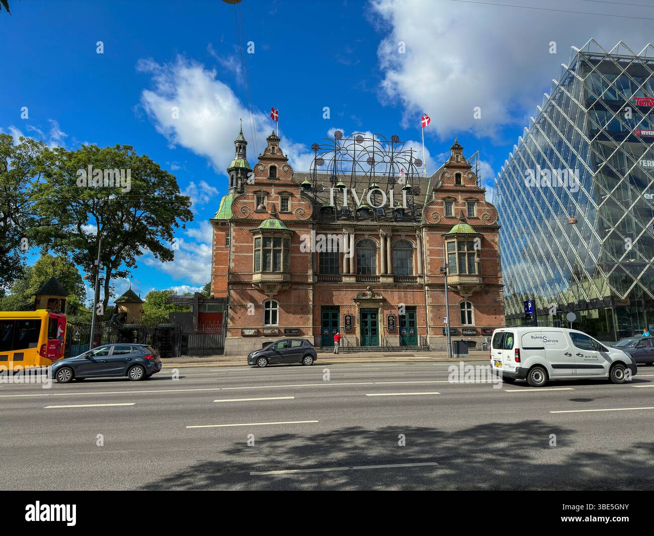 Historisches Eingangsgebäude des Tivoli Vergnügungsparks a Kopenhagen, Dänemark Foto Stock