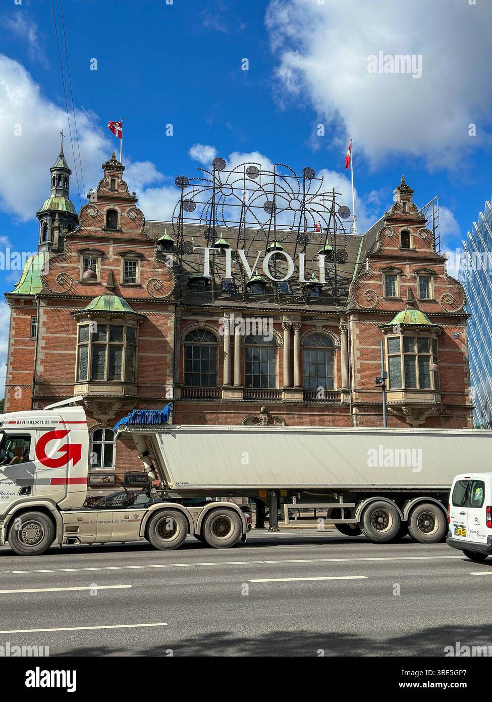 Historisches Eingangsgebäude des Tivoli Vergnügungsparks a Kopenhagen, Dänemark Foto Stock