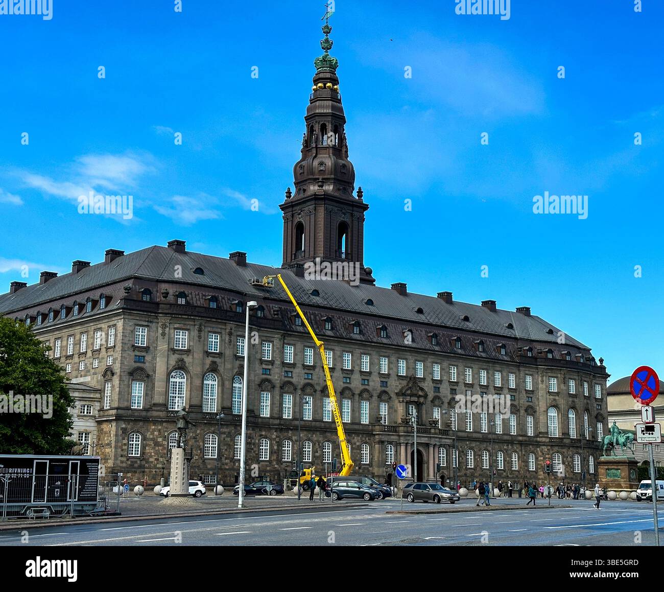 Reiterstatue von König Friedrich V. vor Schloss Amalienborg, Kopenhagen – Barockes Wahrzeichen Dänemarks Foto Stock