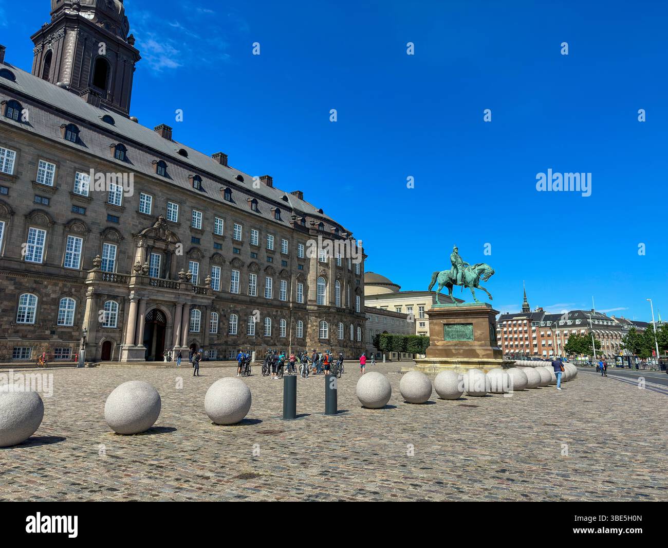 Reiterstatue von König Friedrich V. vor Schloss Amalienborg, Kopenhagen – Barockes Wahrzeichen Dänemarks Foto Stock