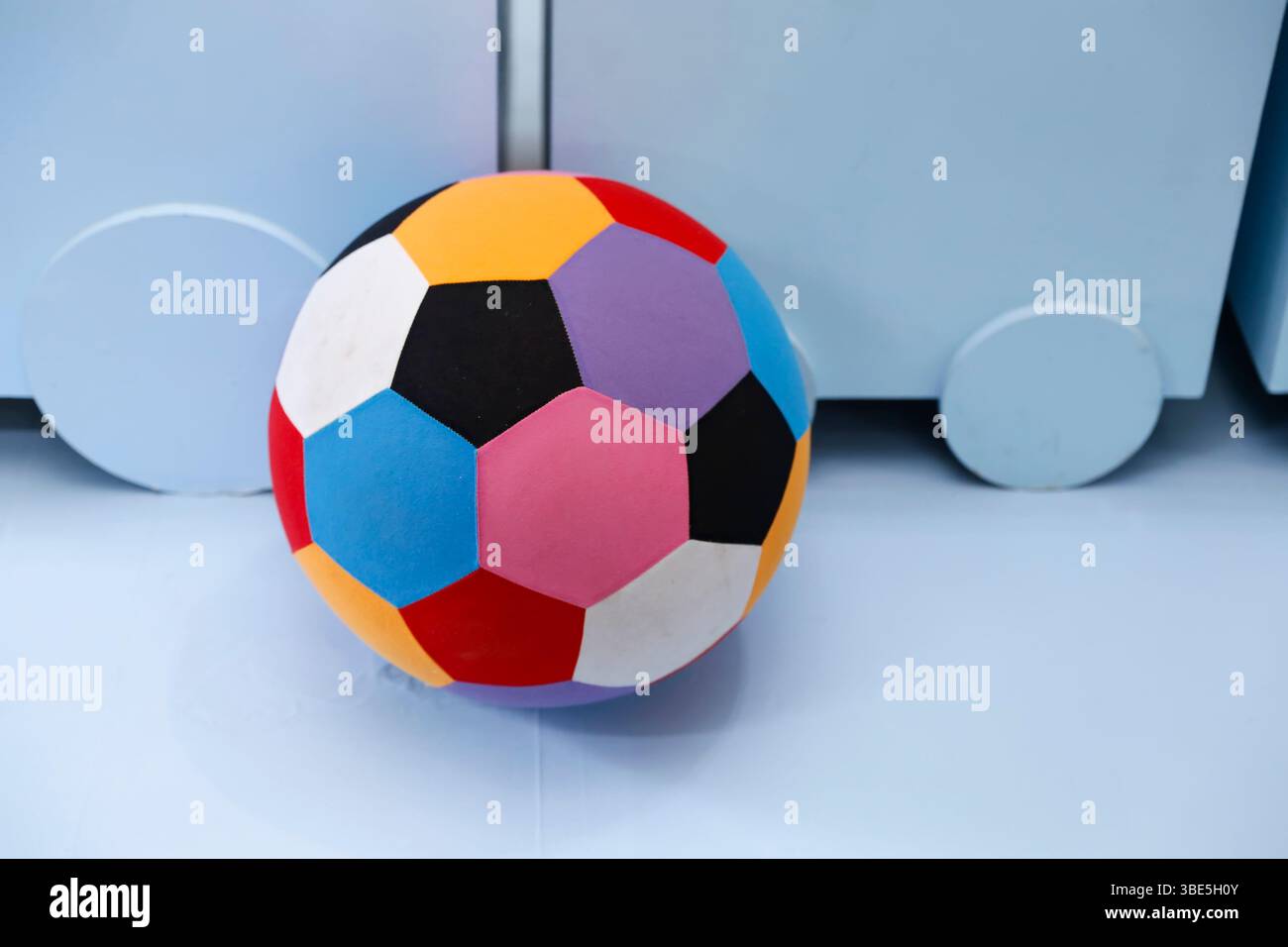 Palla per bambini in tessuto colorato e decorato, morbida e sicura, perfetta per adornare le stanze dei bambini con fascino, creando un'atmosfera divertente e accogliente per i bambini Foto Stock