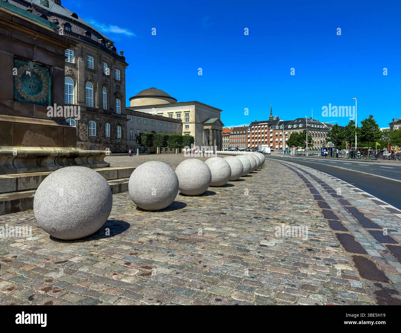 Reiterstatue von König Friedrich V. vor Schloss Amalienborg, Kopenhagen – Barockes Wahrzeichen Dänemarks Foto Stock