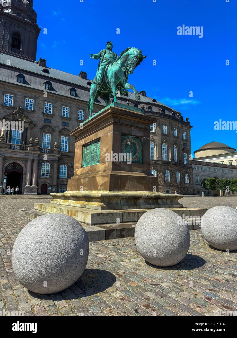 Reiterstatue von König Friedrich V. vor Schloss Amalienborg, Kopenhagen – Barockes Wahrzeichen Dänemarks Foto Stock