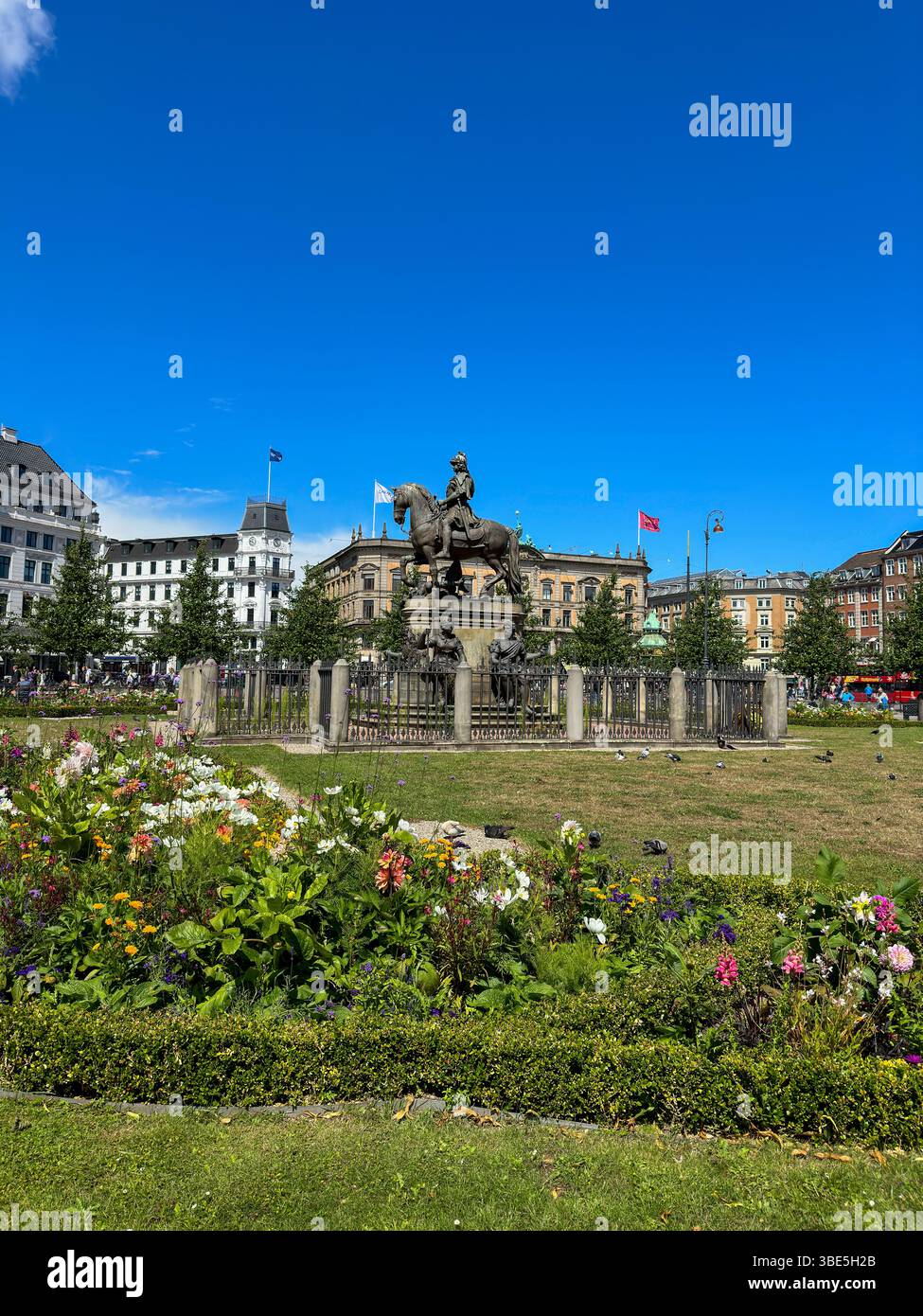 Reiterstatue von König Christian IX.steht prominente auf der Christiansborg Ridebane a Kopenhagen, Dänemark Foto Stock