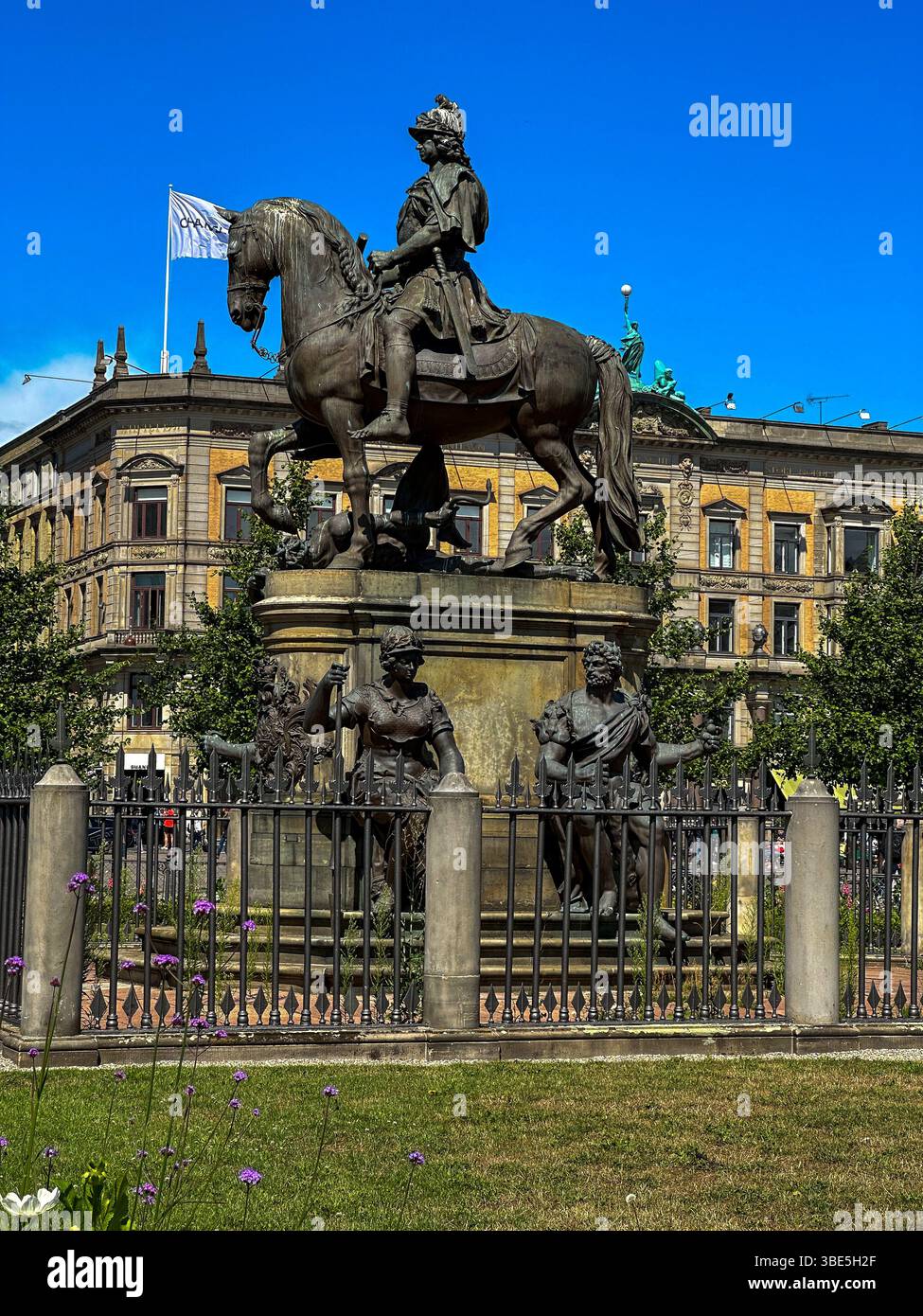 Reiterstatue von König Christian IX.steht prominente auf der Christiansborg Ridebane a Kopenhagen, Dänemark Foto Stock