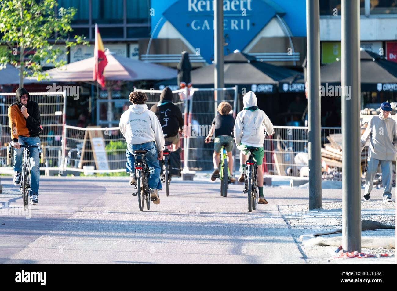 Ciclisti di diverse gare nella piazza del mercato Grote Markt di Sint-Niklaas, Fiandre Orientali, Belgio 17 maggio 2025 Foto Stock
