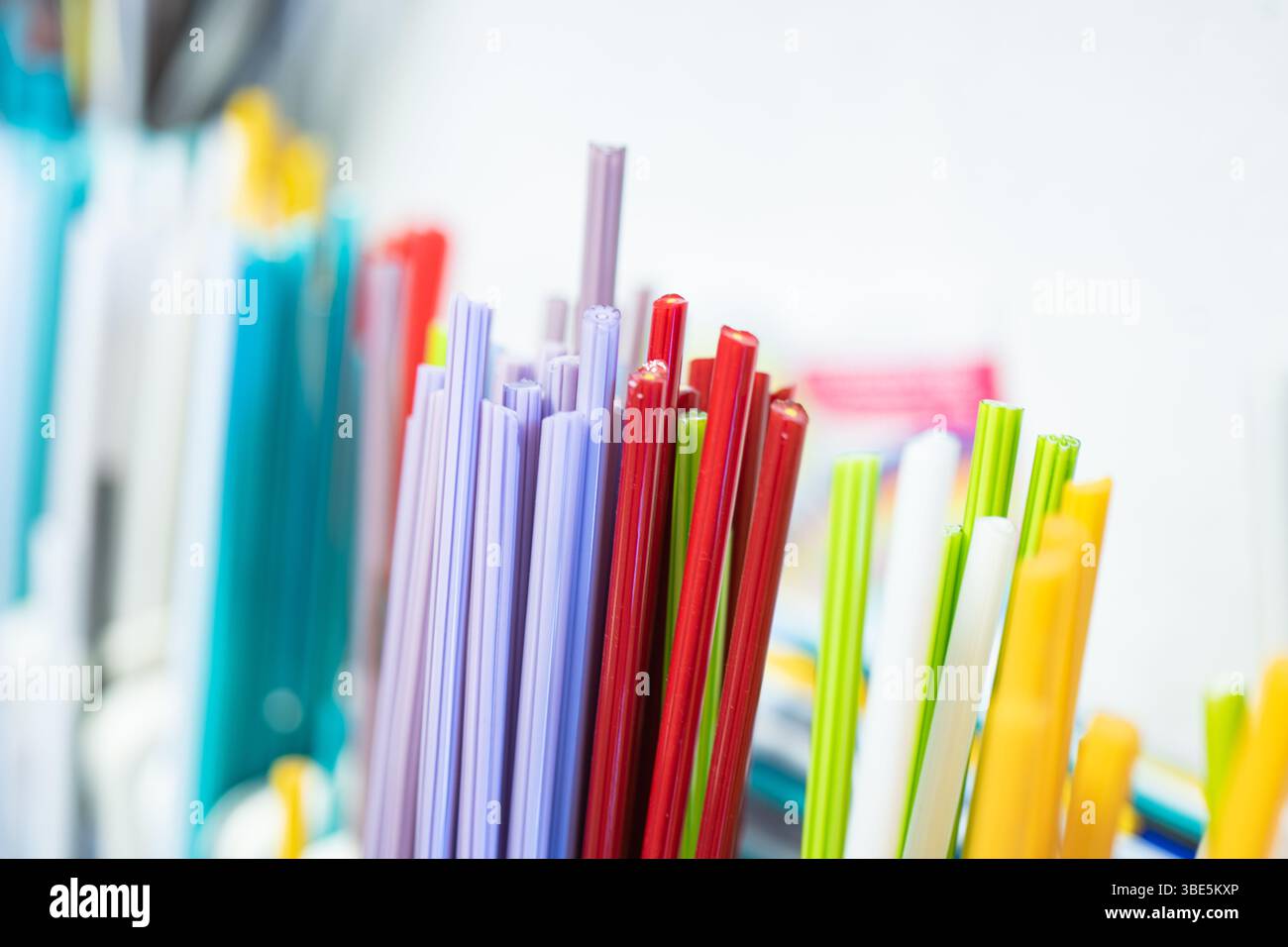 Le vivaci aste di vetro di murano di Venezia in una gamma di colori mettono in mostra l'artigianato artigianale. Le sfumature intricate celebrano la ricca tradizione della glassma Foto Stock