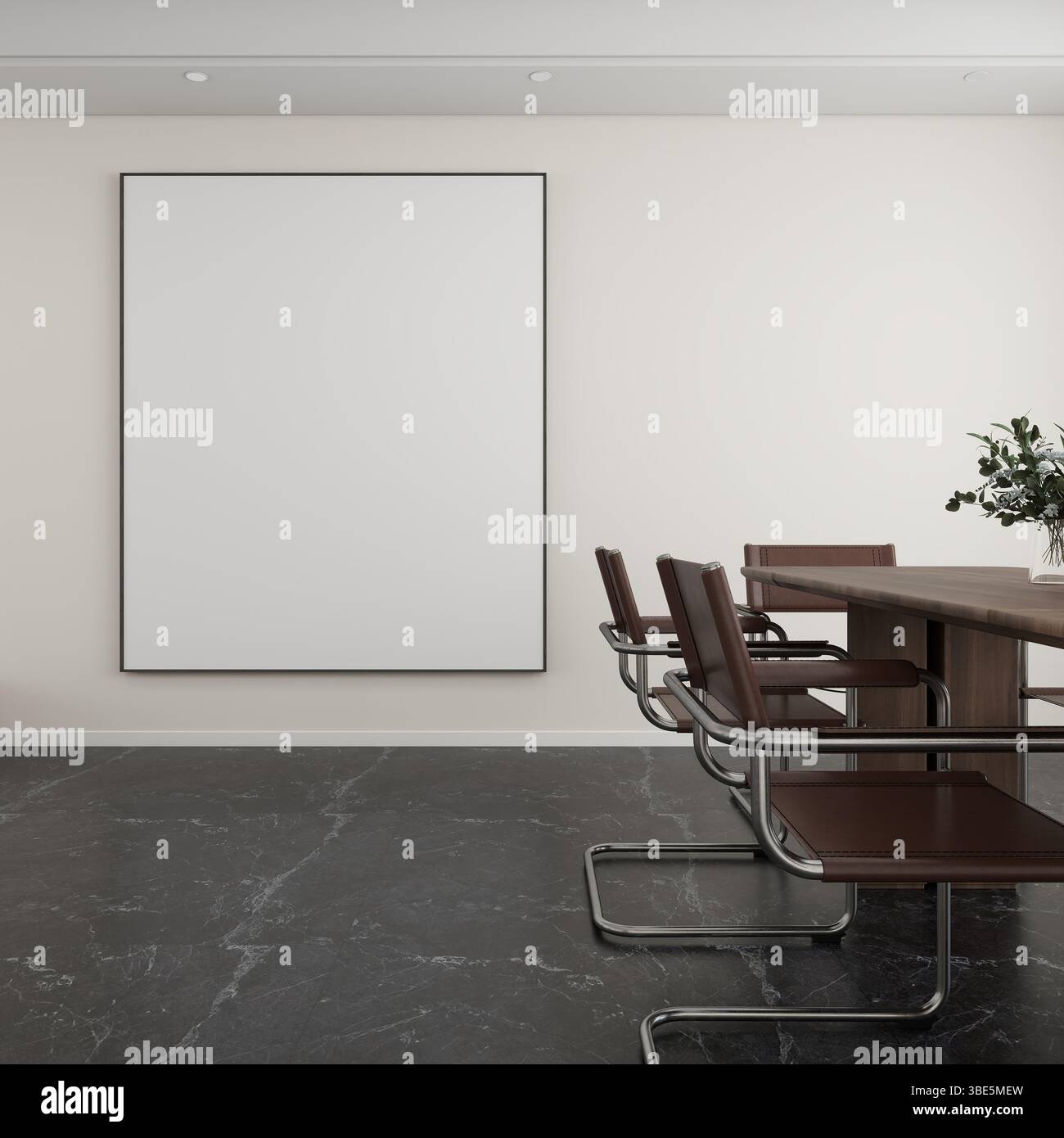 Elegante soggiorno con grande tela bianca a parete, eleganti sedie marroni, un tavolo in legno e un'illuminazione soffusa. Perfetto per le riunioni. Foto Stock