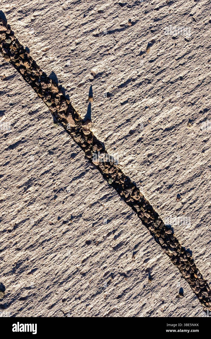 Primo piano delle consistenze in pietra pomice crepata a campo de Piedra Pomez a Catamarca, Argentina, che mostrano formazioni geologiche uniche e un aspetto naturale Foto Stock