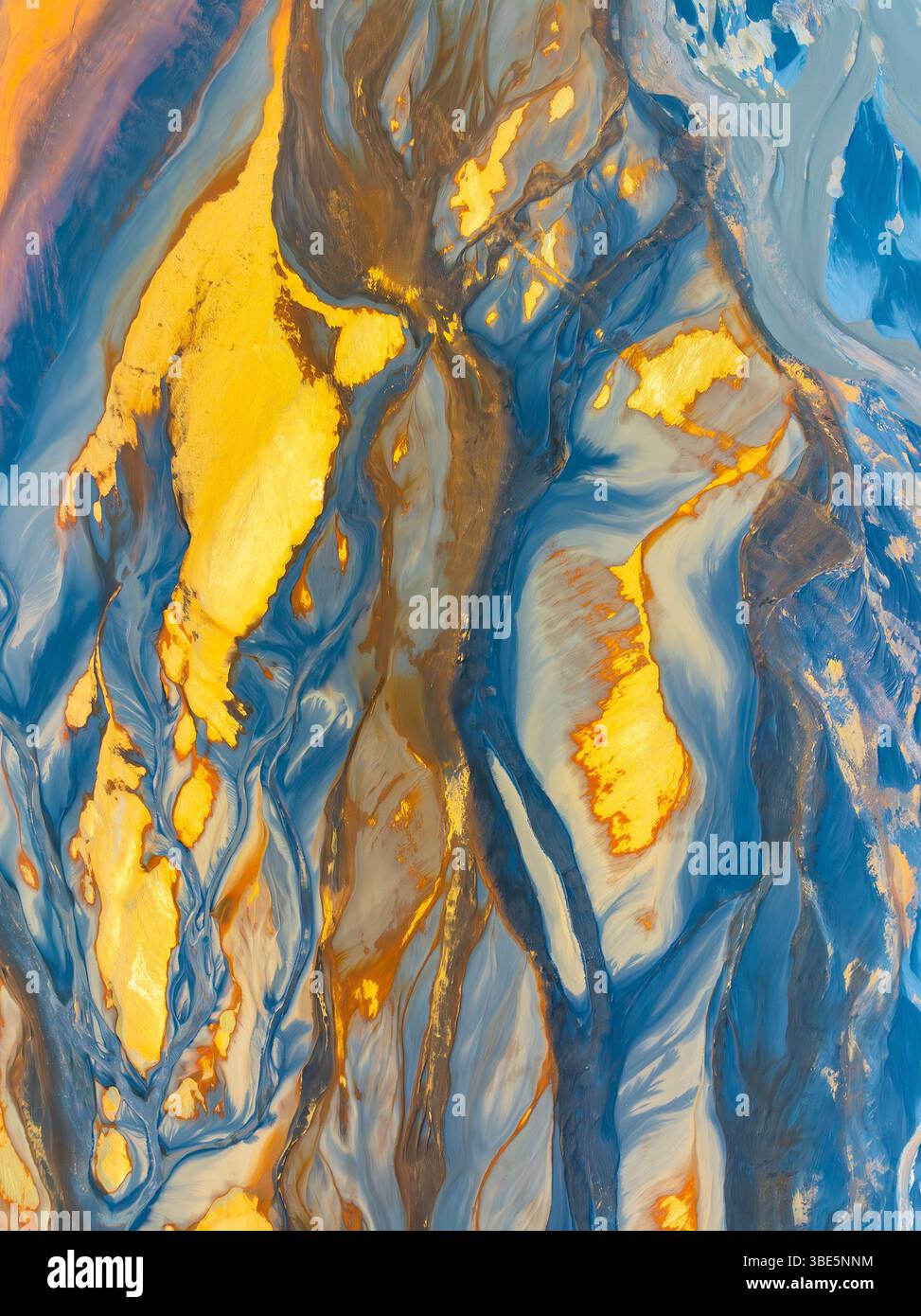 Dall'alto, questo drone aereo cattura l'incredibile interazione di texture naturali astratte blu e oro, somiglianti all'acqua fluente mescolata a vivaci, Foto Stock