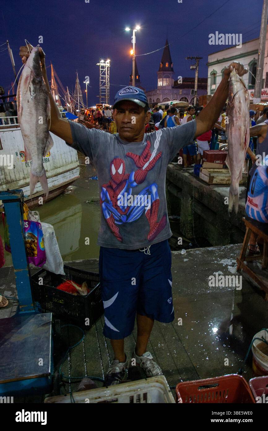 Un pesce di fiume amazzonico si trova presso il mercato Ver-o-peso di Belém, Pará, e mostra una varietà di catture prima dell'alba durante la notte per ristoranti, hotel e puiblic. Foto Stock