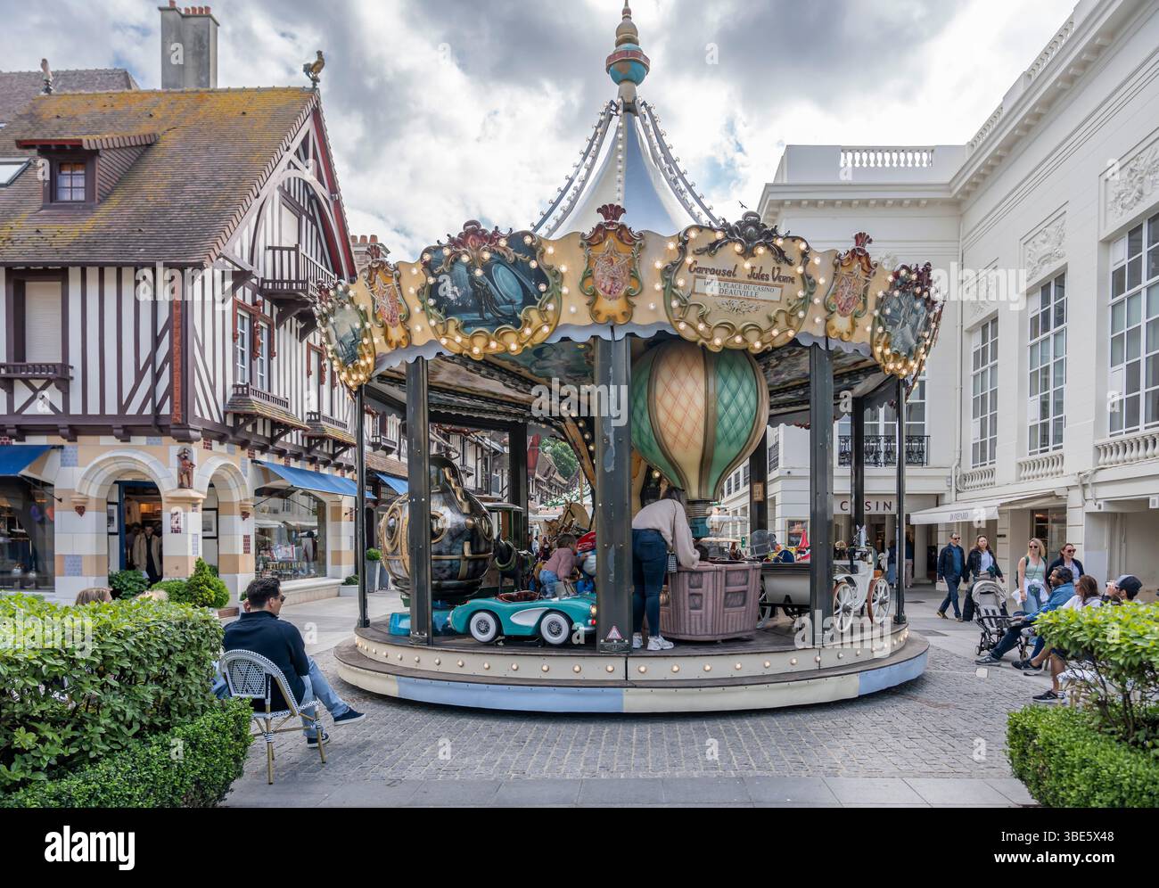 Deauville, Francia - 05 17 2025: Veduta della giostra le Jules Verne nella piazza del Casinò Foto Stock