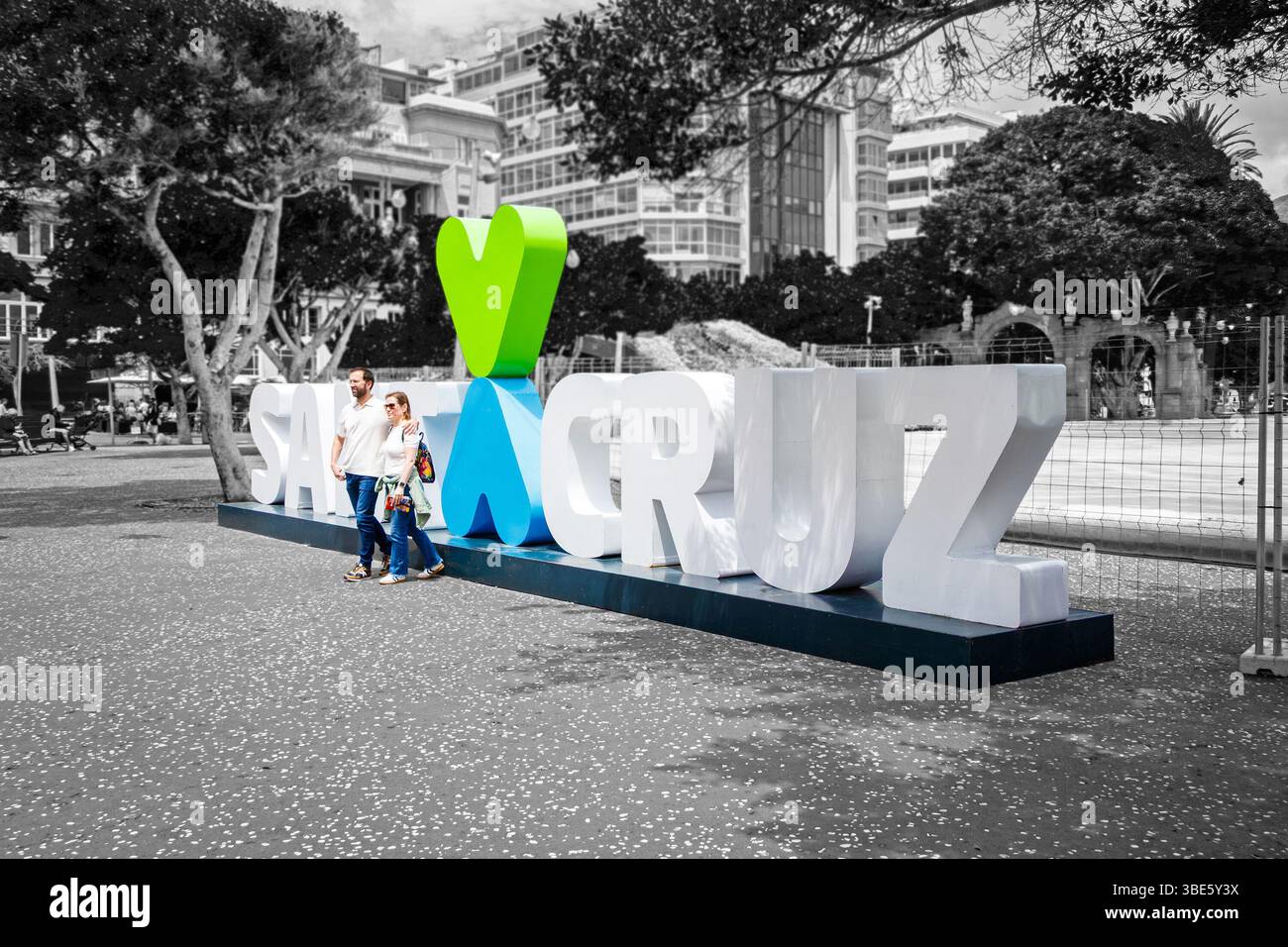 Coppia in posa di fronte al cartello e ai cuori ''Santa Cruz' in Plaza de España, Santa Cruz de Tenerife, Tenerife, Spagna Foto Stock