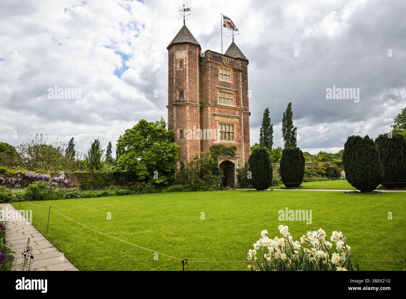 Castello di Sissinghurst, storico castello Tudor con cottage e giardini all'inglese ben curati, vista dall'alto, Kent, Inghilterra Foto Stock