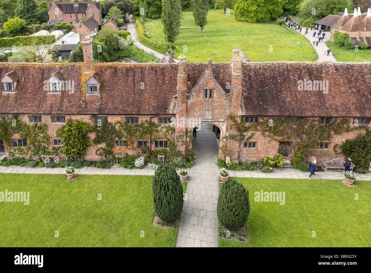 Castello di Sissinghurst, storico castello Tudor con cottage e giardini all'inglese ben curati, vista dall'alto, Kent, Inghilterra Foto Stock