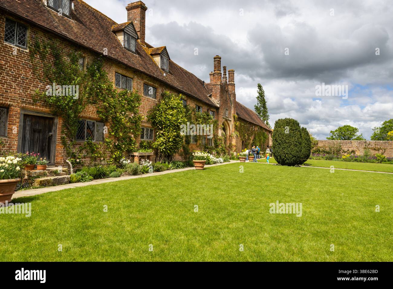Castello di Sissinghurst, storico castello Tudor con cottage e giardini all'inglese nel Kent, Regno Unito Foto Stock