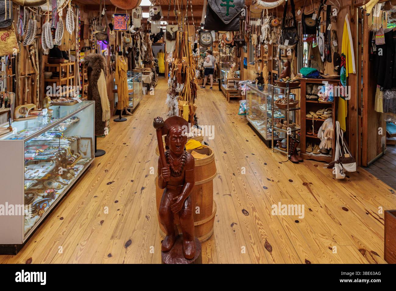 All'interno del negozio di artigianato, artigianato e souvenir Bearmeats Indian Den a Cherokee, North Carolina Foto Stock