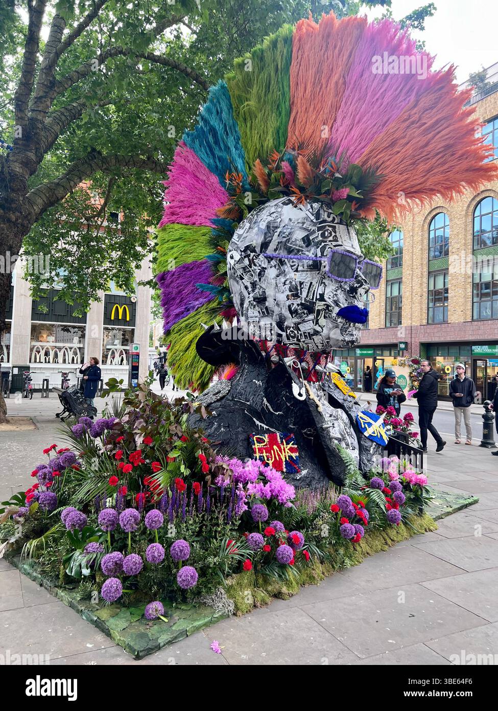 Esposizione floreale alta ed elaborata del festival Chelsea in Bloom del 2025 di Londra. Un ampio display a forma di Punk Rocker Foto Stock