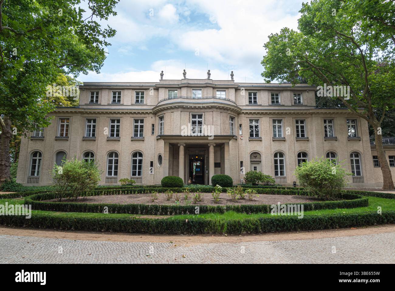La villa am großen Wannsee 56-58, dove si tenne la conferenza di Wannsee, è ora un memoriale e museo. Foto Stock