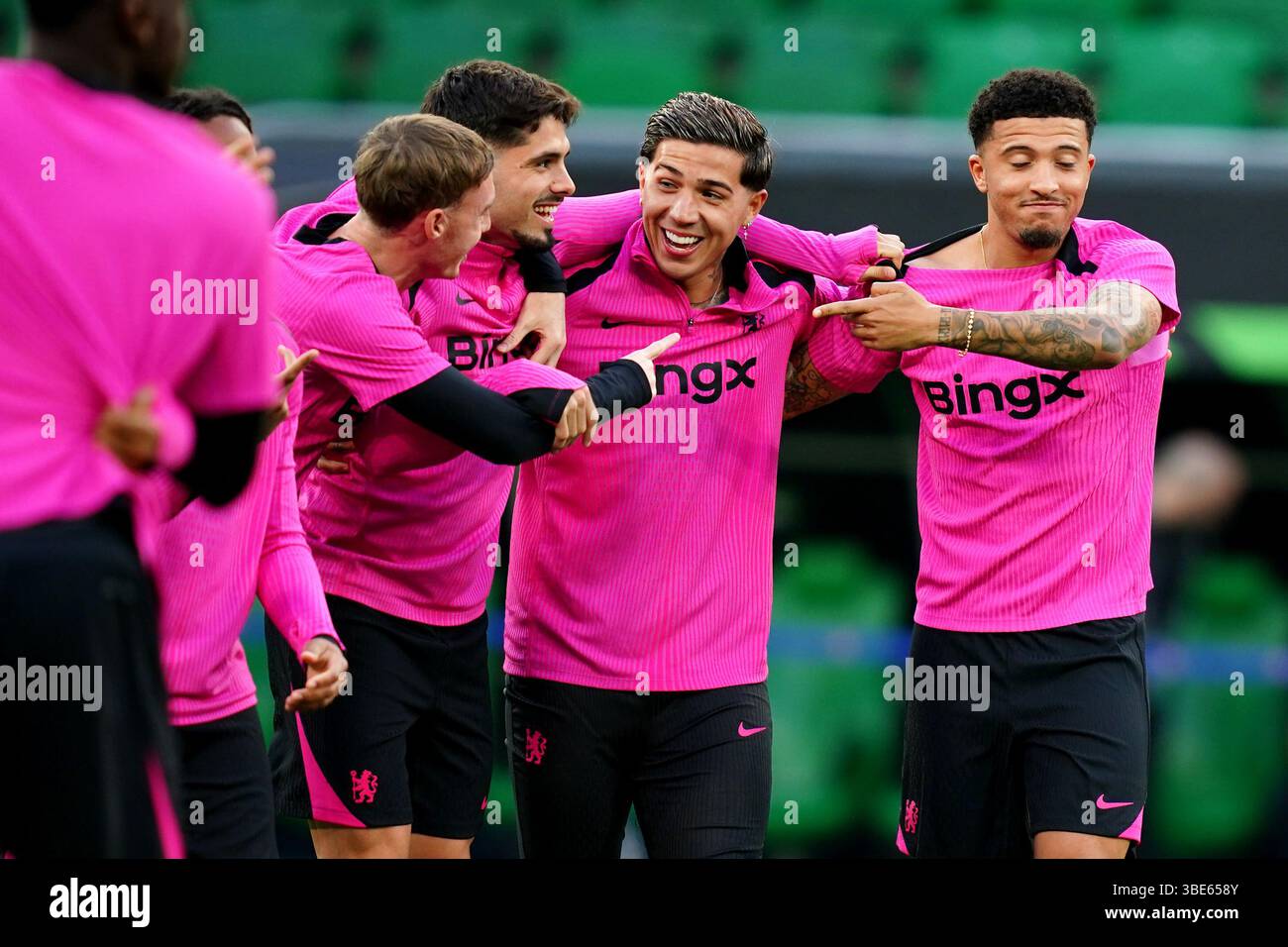 Cole Palmer (a sinistra), Pedro Neto, Enzo Fernandez e Jadon Sancho (a destra) durante una sessione di allenamento allo stadio di Wroclaw, in Polonia, in vista della finale della UEFA Conference League di mercoledì. Data foto: Martedì 27 maggio 2025. Foto Stock