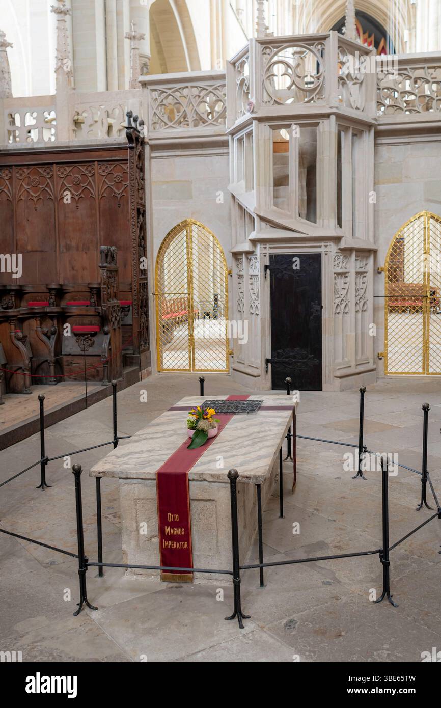 La tomba di Ottone i nella cattedrale di Magdeburgo (in tedesco: Magdeburger Dom), ufficialmente chiamata cattedrale dei Santi Maurizio e Caterina, è un gatto protestante Foto Stock