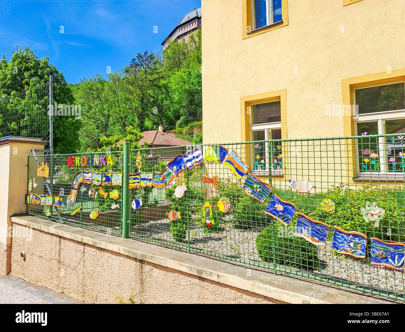 KARLSTEJN- CECO- 10 maggio 2025: Scuola secondaria nella città di Karlstejn, Repubblica Ceca. Foto di alta qualità Foto Stock