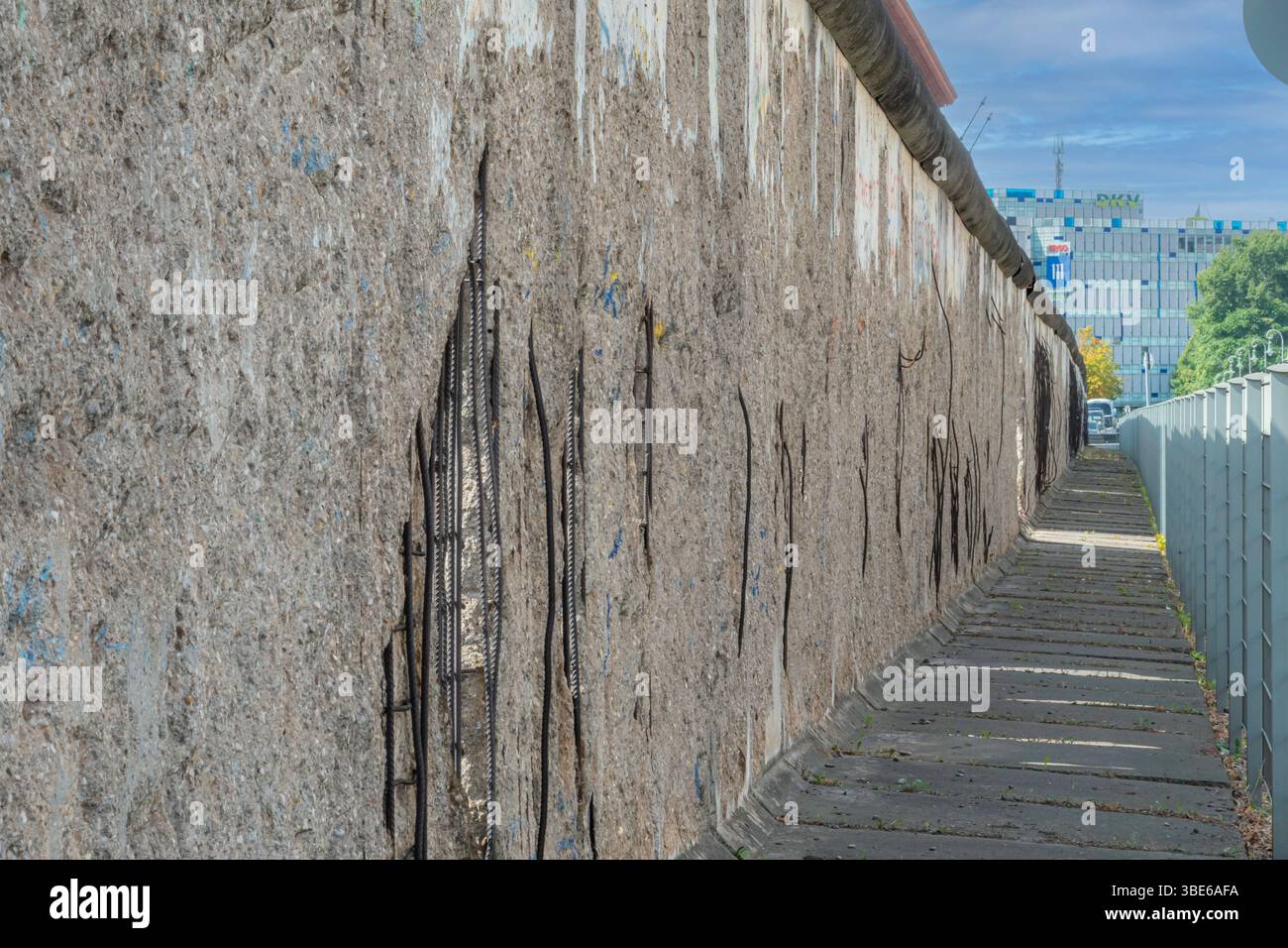 Il muro di Berlino (in tedesco: Berliner Mauer) a Niederkirchnerstrasse a Berlino vicino al centro di documentazione Topography of Terror Foto Stock