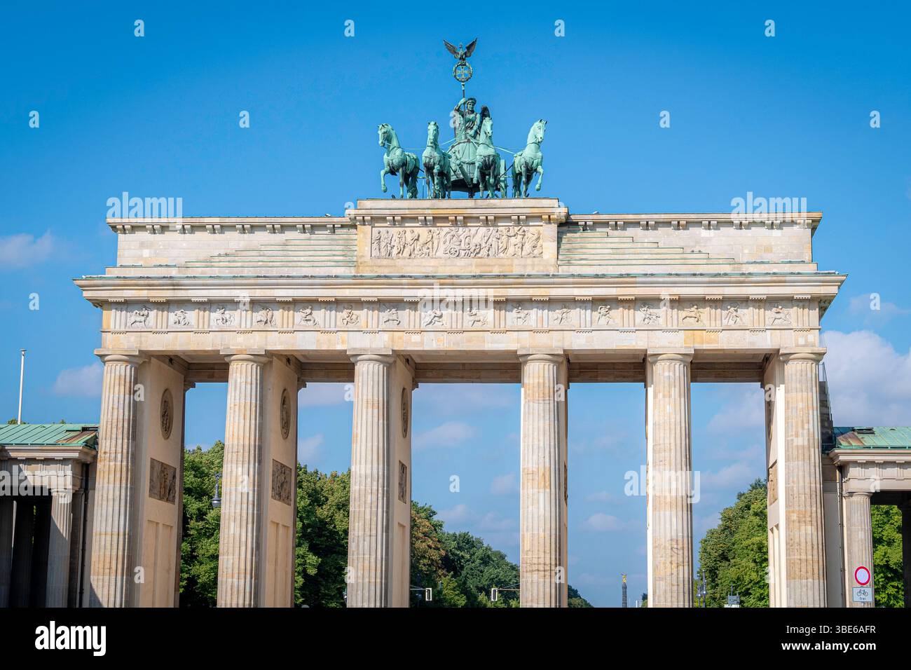 La porta di Brandeburgo (in tedesco Brandenburger Tor) è un monumento neoclassico del XVIII secolo a Berlino. Uno dei luoghi di interesse più famosi della Germania Foto Stock