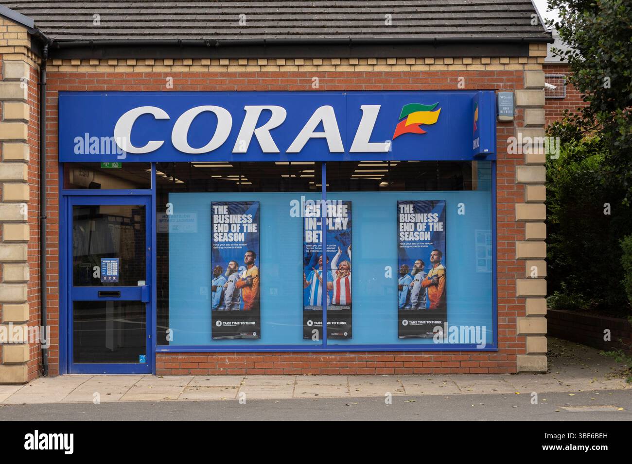 Wolstanton, Stoke on Trent regno unito 19 maggio 2025 i bookmaker di corallo davanti al negozio e segnaletica, sulla strada principale Foto Stock