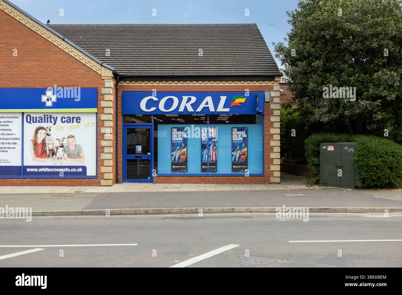 Wolstanton, Stoke on Trent regno unito 19 maggio 2025 i bookmaker di corallo davanti al negozio e segnaletica, sulla strada principale Foto Stock