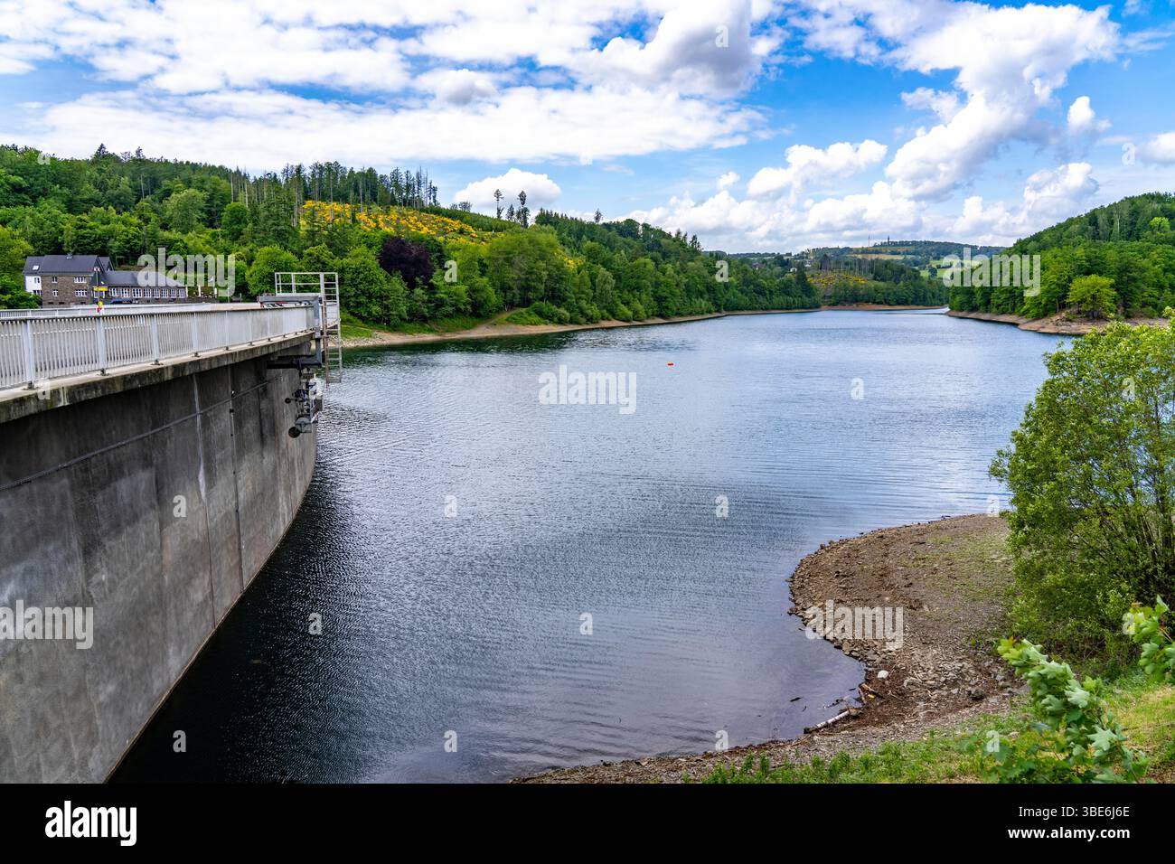 La diga di Aggertalsperre nella regione della Terra di Oberbergisches vicino Bergneustadt, gestita dalla Aggerverband, parete della diga alta 45 metri, è utilizzata la riserva Foto Stock