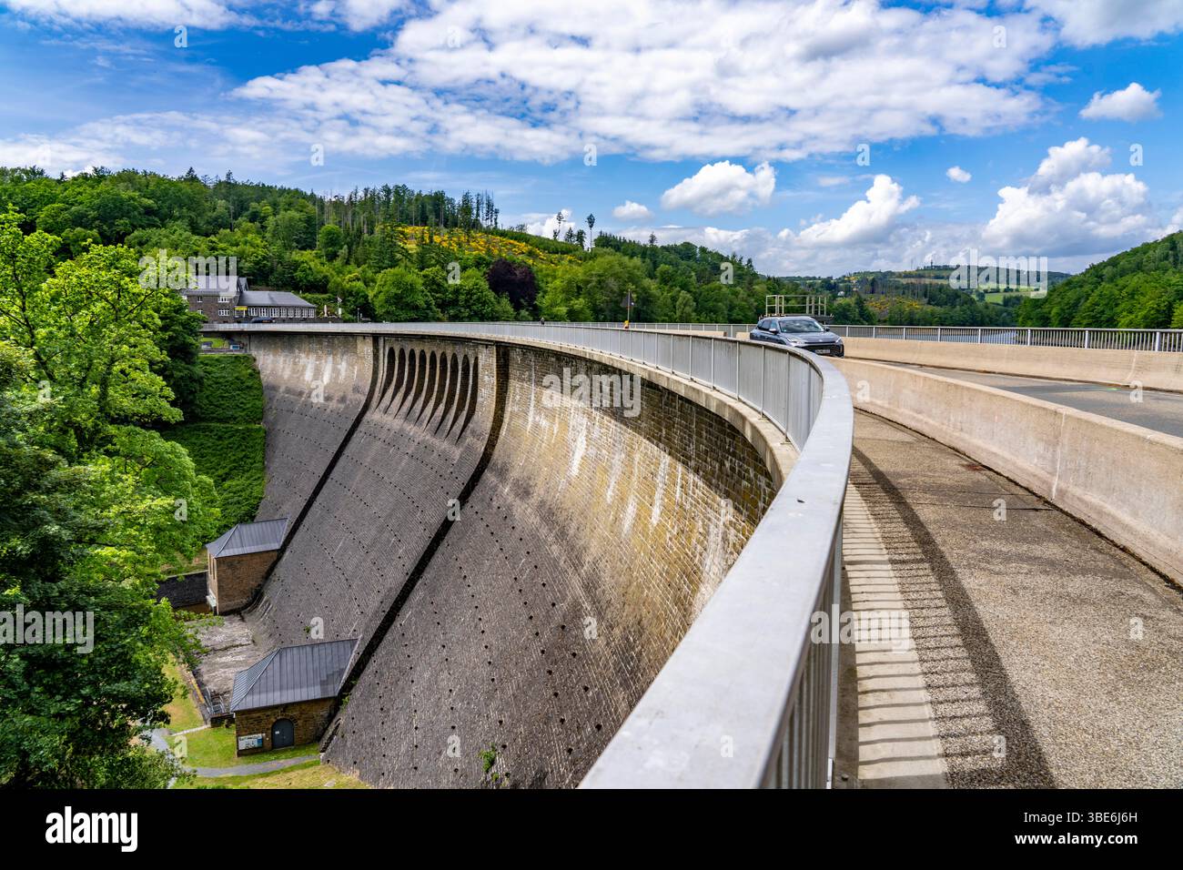 La diga di Aggertalsperre nella regione della Terra di Oberbergisches vicino Bergneustadt, gestita dalla Aggerverband, parete della diga alta 45 metri, è utilizzata la riserva Foto Stock