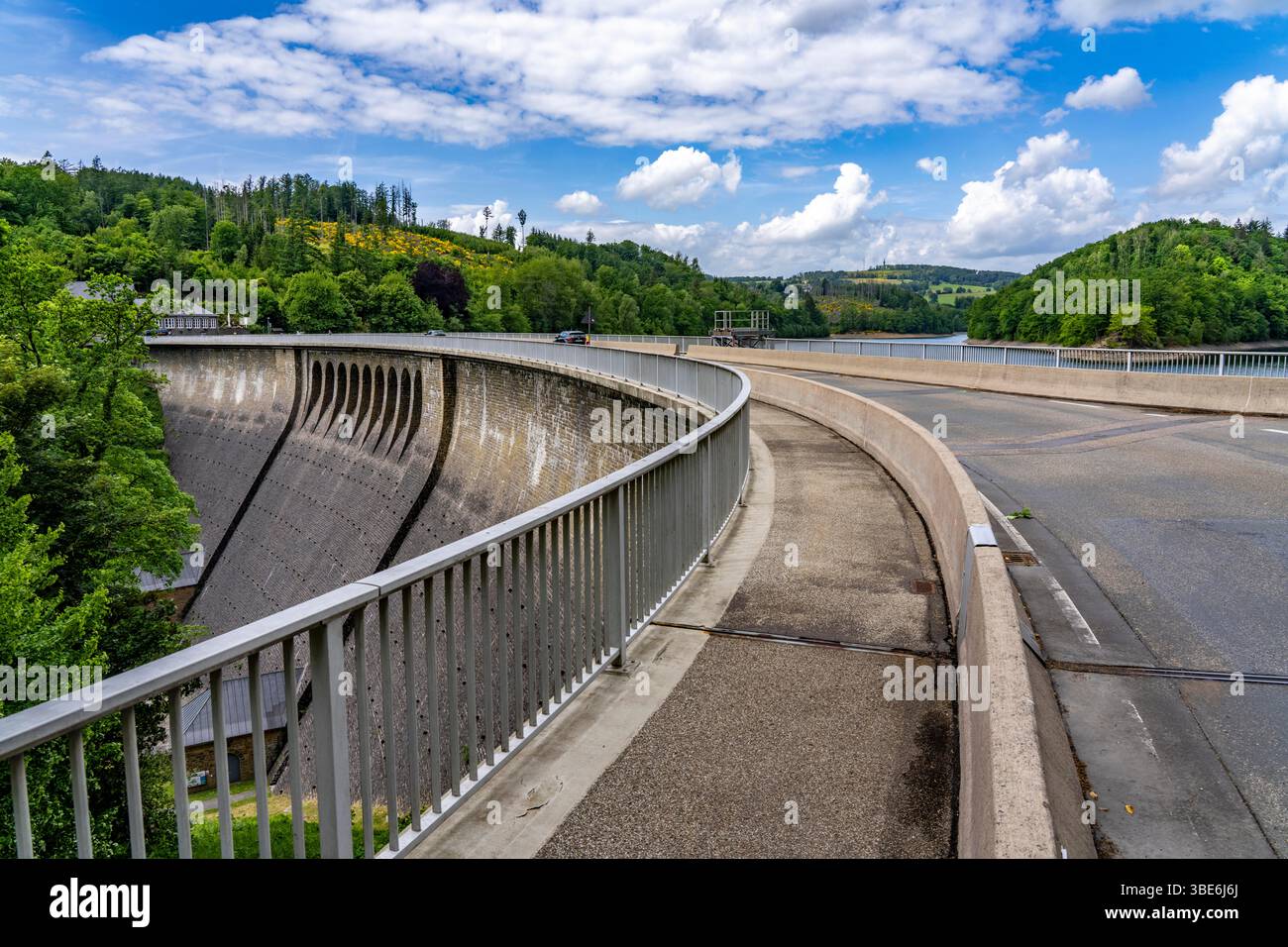 La diga di Aggertalsperre nella regione della Terra di Oberbergisches vicino Bergneustadt, gestita dalla Aggerverband, parete della diga alta 45 metri, è utilizzata la riserva Foto Stock