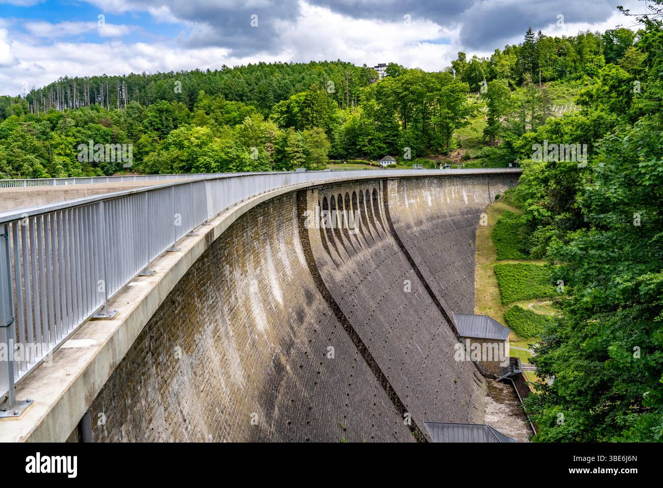 La diga di Aggertalsperre nella regione della Terra di Oberbergisches vicino Bergneustadt, gestita dalla Aggerverband, parete della diga alta 45 metri, è utilizzata la riserva Foto Stock