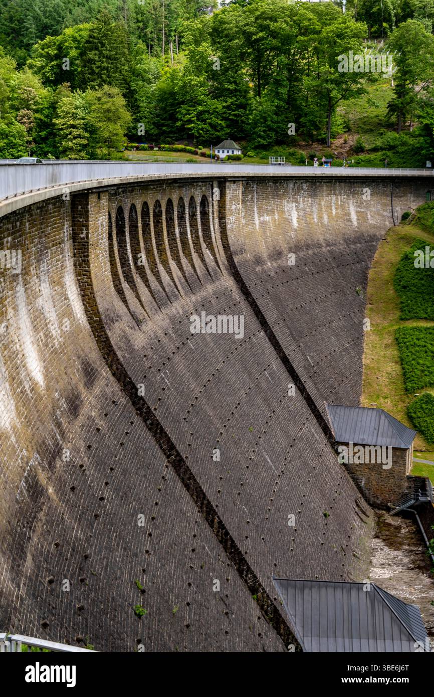 La diga di Aggertalsperre nella regione della Terra di Oberbergisches vicino Bergneustadt, gestita dalla Aggerverband, parete della diga alta 45 metri, è utilizzata la riserva Foto Stock