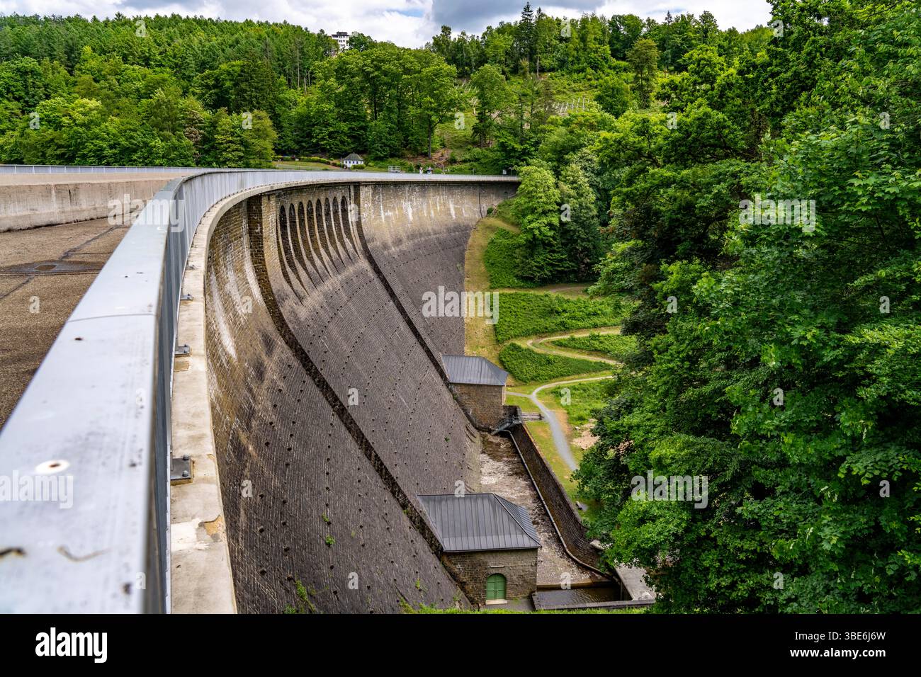 La diga di Aggertalsperre nella regione della Terra di Oberbergisches vicino Bergneustadt, gestita dalla Aggerverband, parete della diga alta 45 metri, è utilizzata la riserva Foto Stock