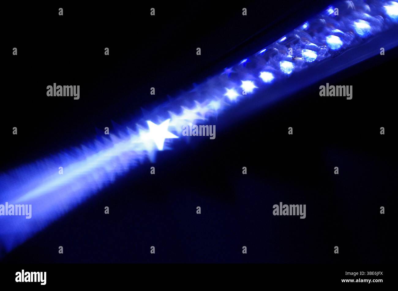 Luce blu con le stelle sopra Foto Stock