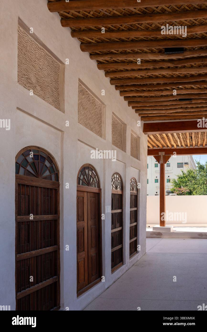 Tradizionale cortile ad arco con travi a soffitto in legno presso la casa al-Jalahma sul sentiero Perla a Muharraq, che mostra la classica architettura araba. Foto Stock