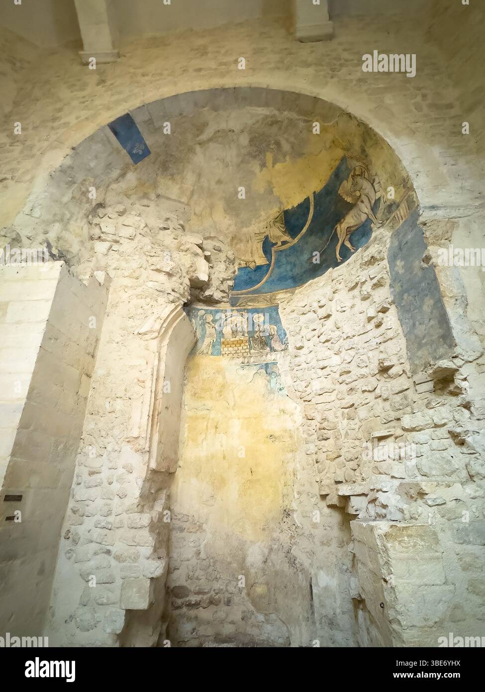 AIX-en-Provence, Francia - 10 luglio 2024: Cattedrale storica di Saint Sauveur, Salvatore. La parte in rovina secolare mostra pietre bianche e alcune parti di wal Foto Stock
