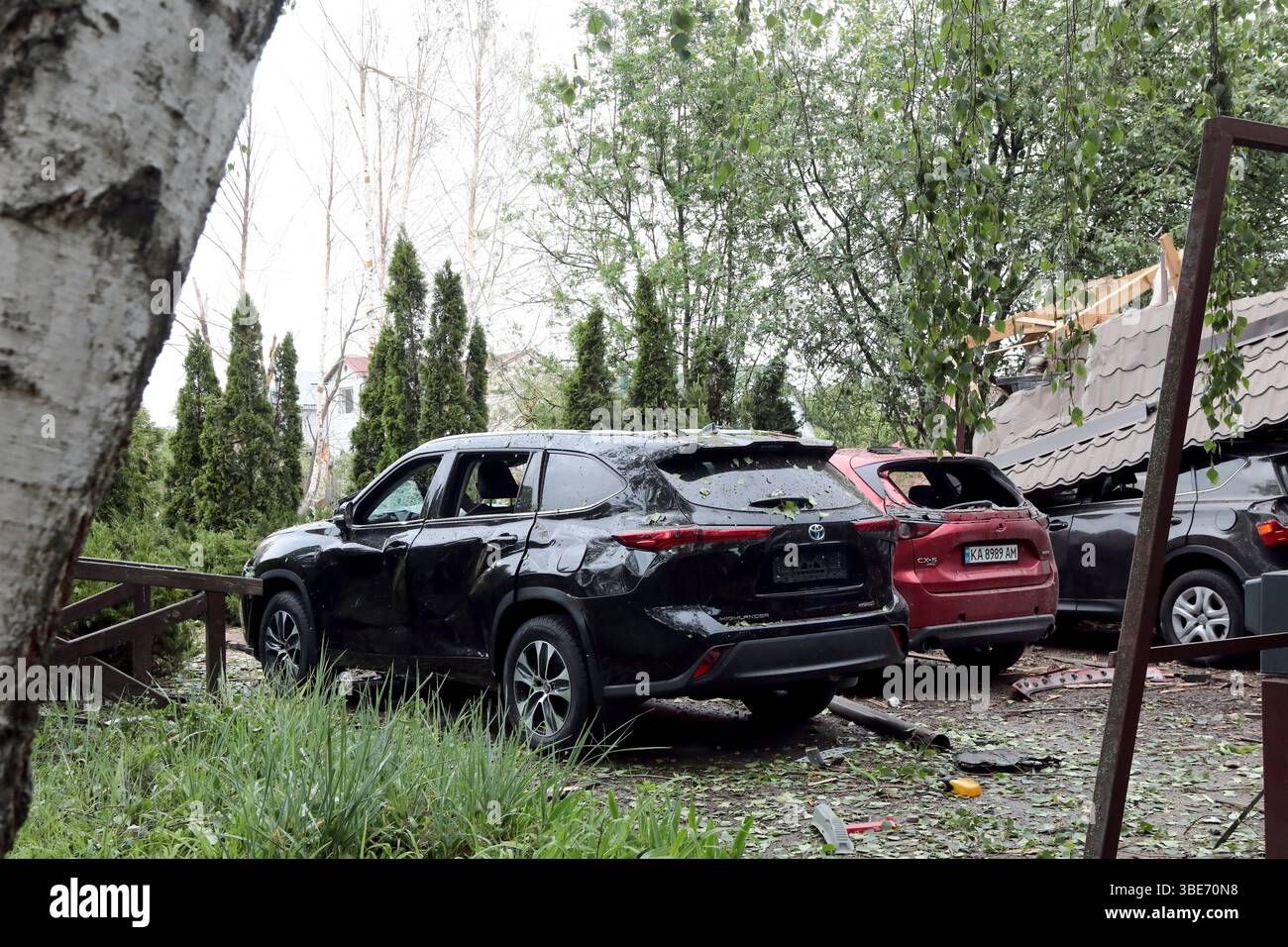 Auto danneggiate in un attacco notturno russo al villaggio di Markhalivka, regione di Kiev, Ucraina, 25 maggio 2025 (foto di Volodymyr Tarasov/Ukrinform) Foto Stock