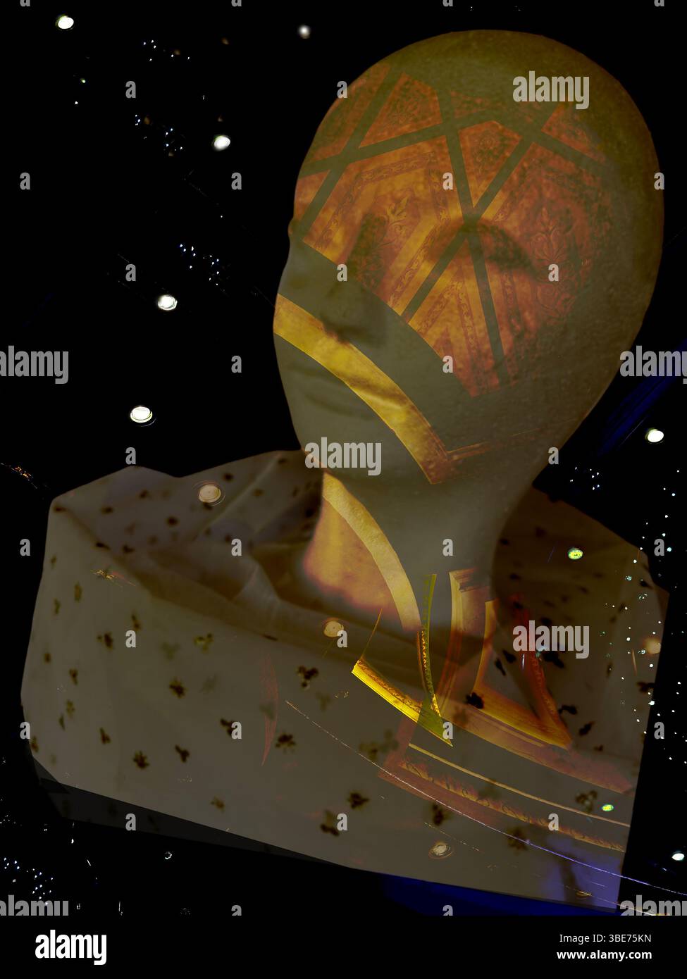 Astratta UFO umanoide donna calva che guarda avanti oltre lo spazio con stelle e luci sopra il cielo. La figura del modello è in schiuma nell'immagine composita. Foto Stock