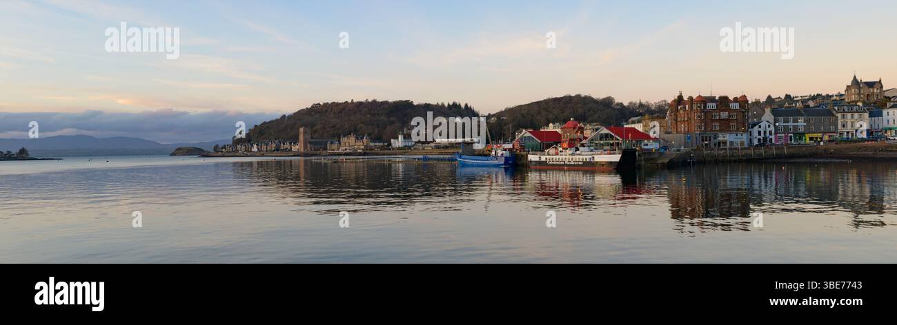 Tramonto sul porto di Oban Foto Stock