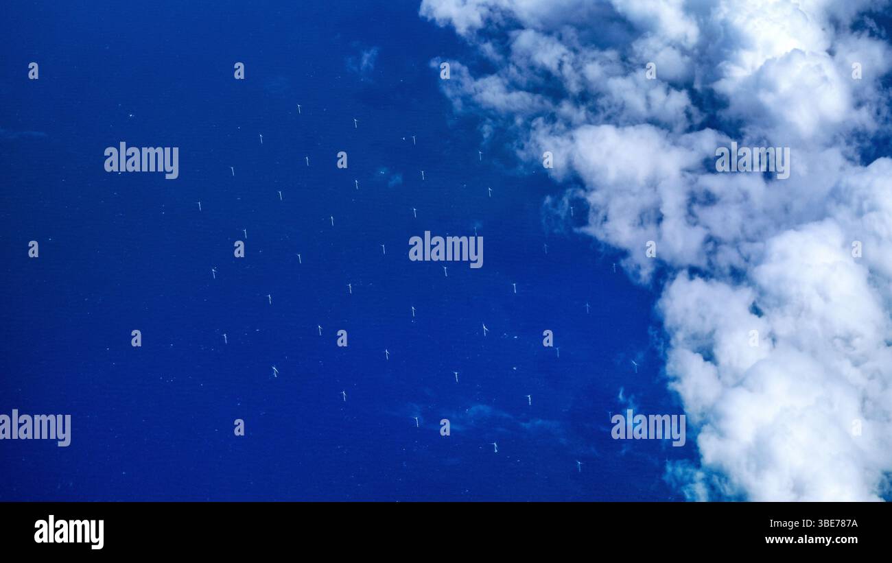 Vista aerea delle turbine eoliche nel Mare del Nord al largo della costa occidentale della Danimarca Foto Stock