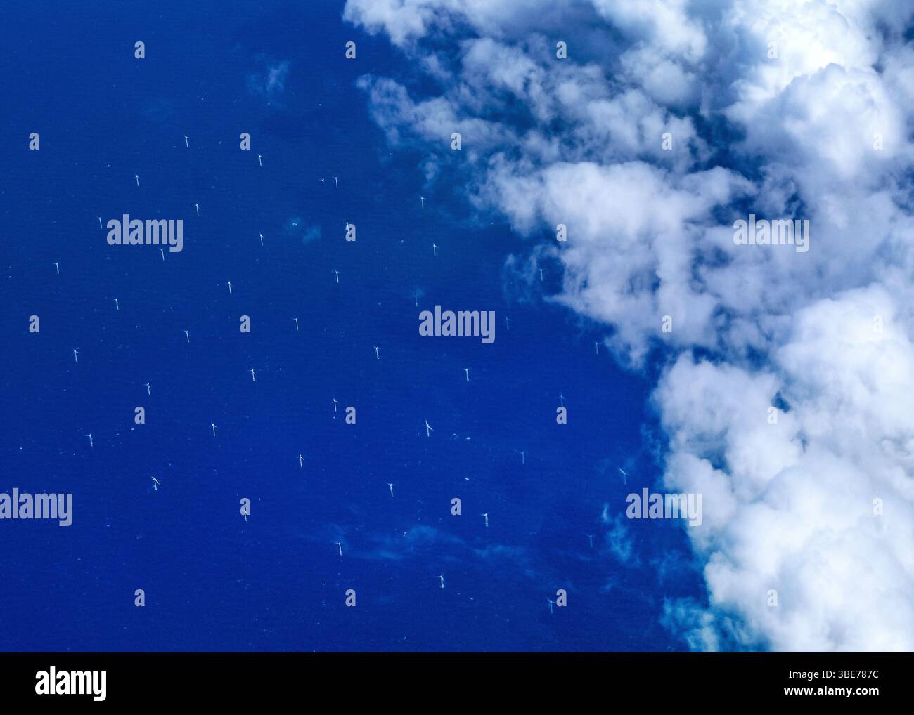 Vista aerea delle turbine eoliche nel Mare del Nord al largo della costa occidentale della Danimarca Foto Stock