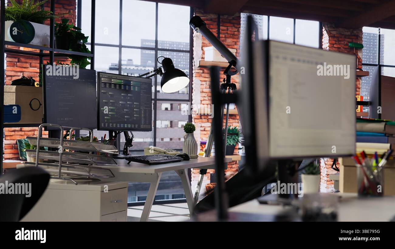 PC in un ufficio di avvio IT vuoto che visualizza i linguaggi di programmazione utilizzati per la creazione di applicazioni. Schermo del computer nell'agenzia di sviluppo software che mostra il codice, trucca l'immagine giusta Foto Stock